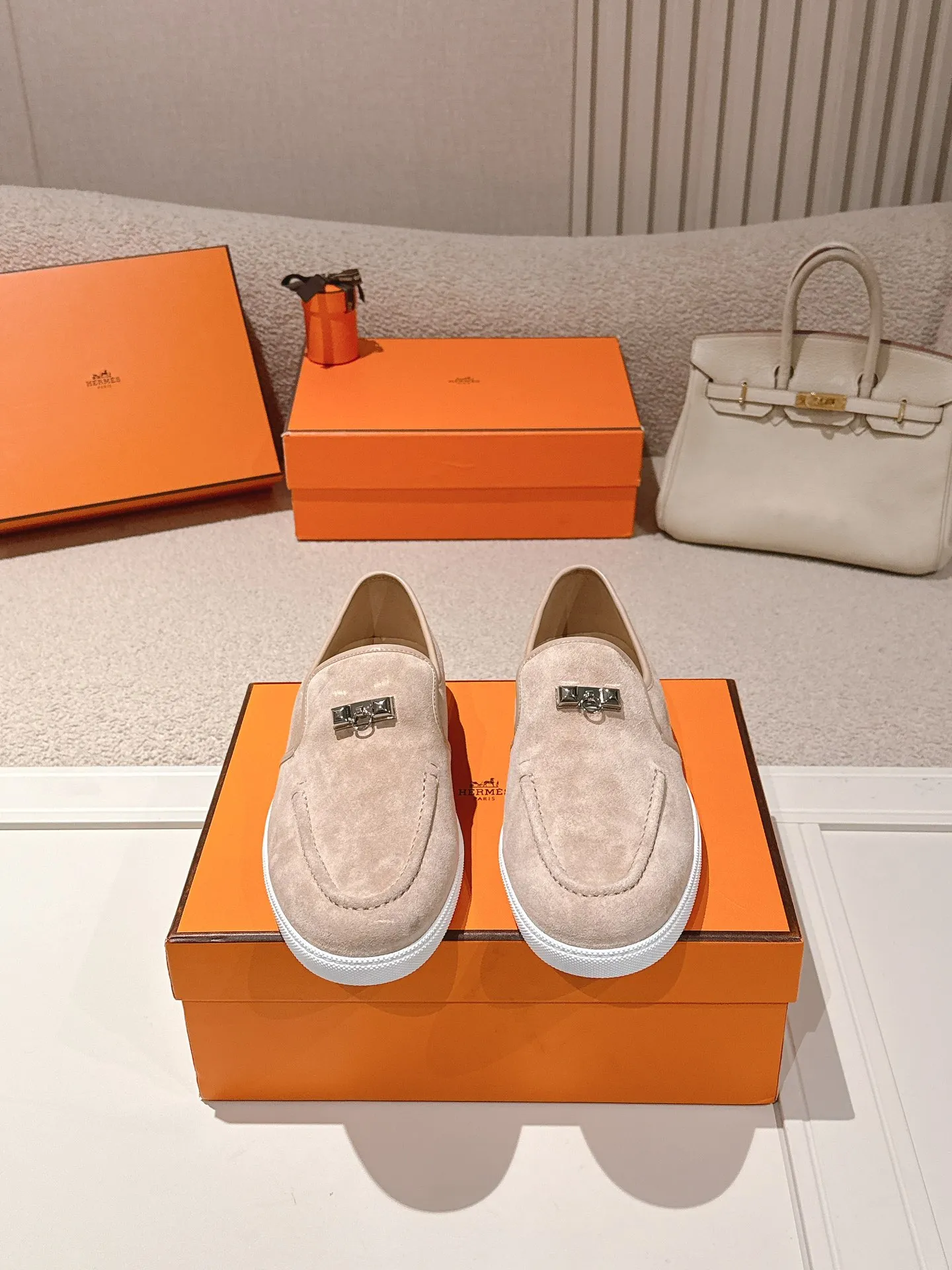 Men's Men's Shoes 600💰 Hermes# Couple Studded Loafers Calfskin and suede goatskin lace-up free sneakers with signature "H" detail. The design is simple and smooth, creating a fashionable urban look. It is comfortable and versatile. H family classics are not outdated, and the delivery counter is exquisitely packaged🛍📦 Fabric: Original customized imported first-layer cowhide/cow down Lining: Imported soft sheepskin Sole: Original open-molded anti-slip TPU material Size: 35-45